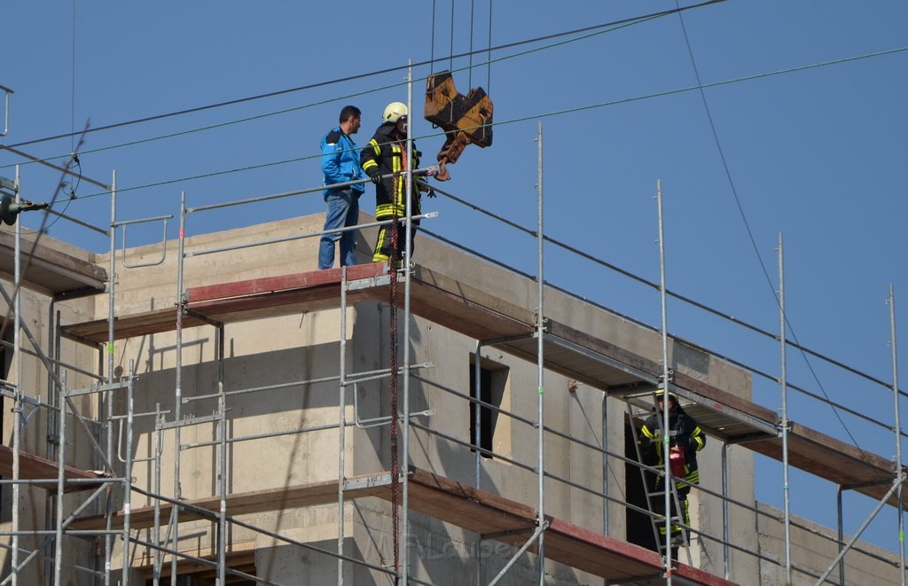 Einsatz BF Koeln Kran beruehrt Oberleitung DB Koeln Gremberg Taunusstr P135.JPG